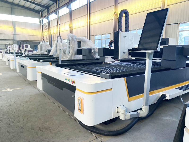 CNC Open Type Fiber Laser Cutting Machine Metal 4015 2000W With Two Changable  Tables