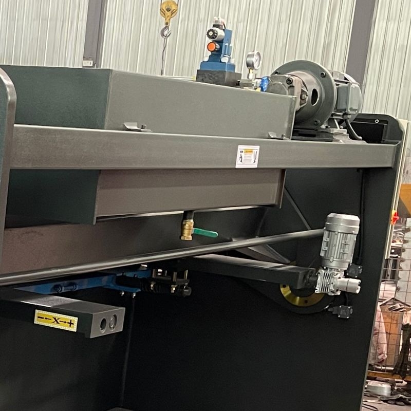 CNC Hydraulic Swing Shearing Machine 3200mm Cutting Width 3900x1750x1900mm Overall Dimension 20-500mm Back Gauge Range